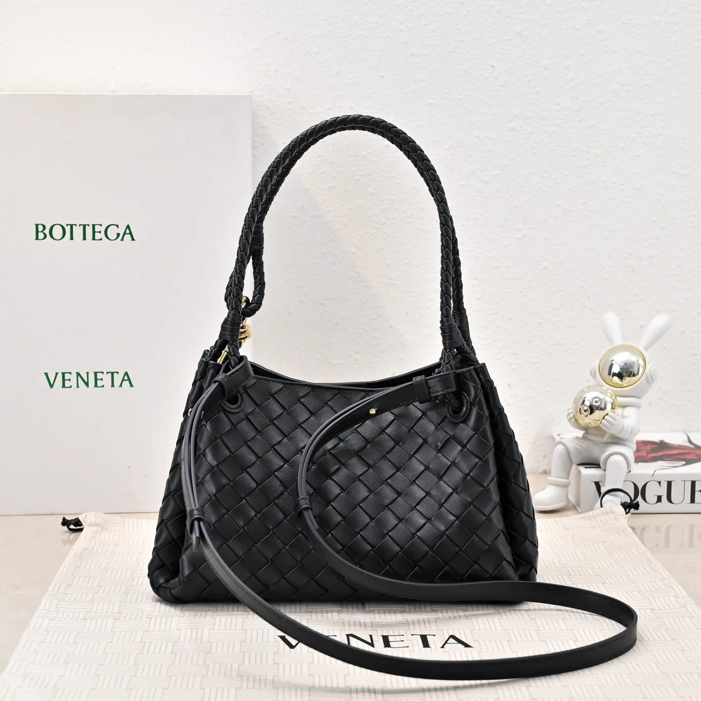 Batch 2060 BOTTEGA VENETA 2025 Autumn New Product Medium Parachuta The long-awaited new medium parachuta is here, with a unique appearance and iconic metal knots, and a whole piece of leather folds the four corners into a parachute shape! The exquisite Knot metal buckle is like putting jewelry on a bag. It is high-end and elegant. Its super capacity can hold all your things! The overall effect of this bag is very different from before. It is neither too delicate to provide a large capacity nor too bulky because of its practicality. It simply provides a perfectly suitable bag for casual and simple people👜 Style number: 5921 Size: 29.5*18.5*17.5cm